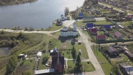 vista aérea de una aldea rusa junto a un lago