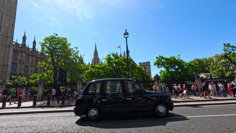 vehicles and pedestrians near palace of westminster