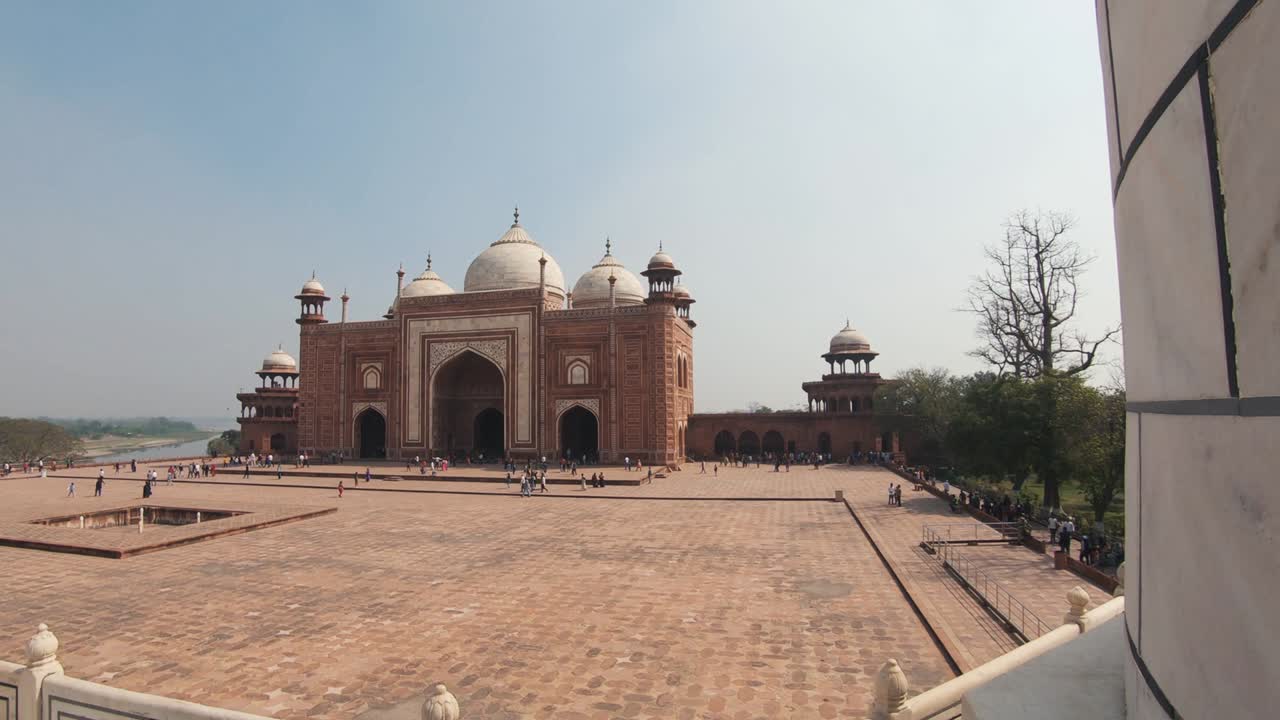 Tac Mahal arazisinde Jawab Camii, Agra, Uttar Pradeş, Hindistan. Geniş açı çekim.