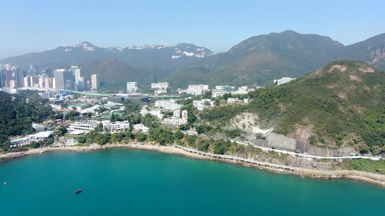 교통과 잔잔한 청록색 물이 있는 홍콩 베이 해안 도로, 공중 전망