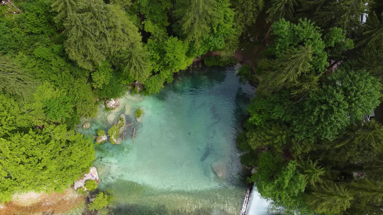 aerial que se eleva desde el prístino río kamniska bistrica, atracción natural y turística en eslovenia