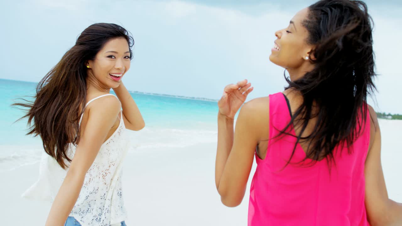 웃는 아프리카계 미국인, 아시아계 중국인 소녀의 초상화