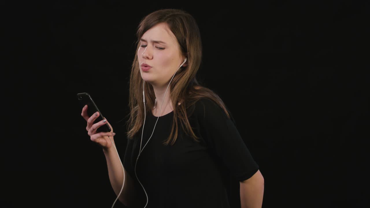 검은 바탕 에 음악 을 듣고 있는 여인