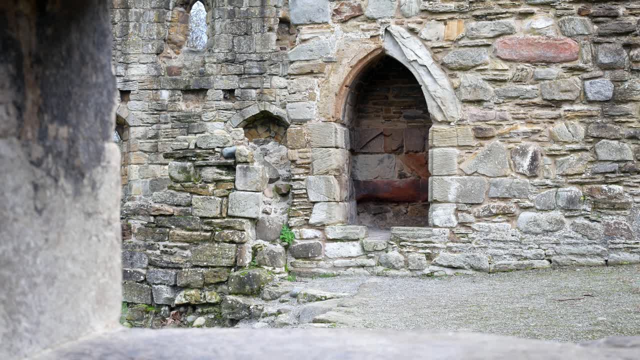 고대의basingwerk 수도원 버려진 역사적인 랜드 마크 건물 돌 출입구 벽 돌리 왼쪽