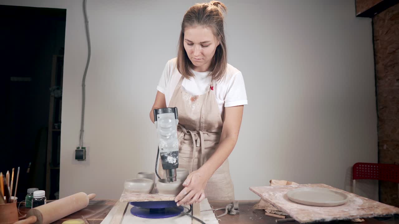 mujer creando cerámica en su estudio