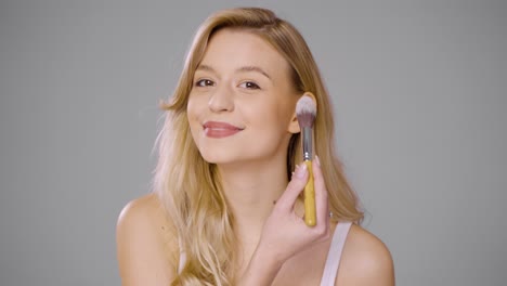 mujer aplicando maquillaje