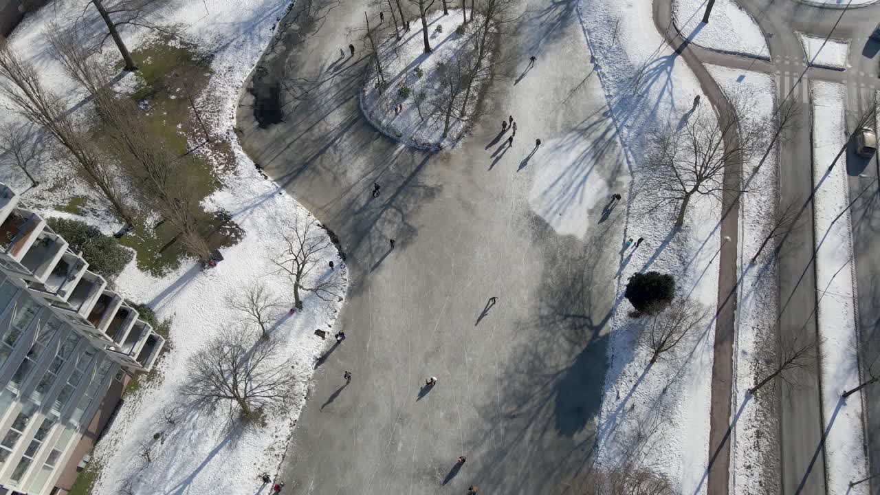 네덜란드의 얼어붙은 연못에서 스케이트를 타는 사람들의 조감도