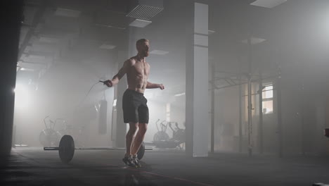 Joven-Haciendo-Ejercicio-Usando-Saltar-La-Cuerda-En-El-Gimnasio.-Hombre-Atlético-Entrenando-Duro-En-El-Gimnasio.