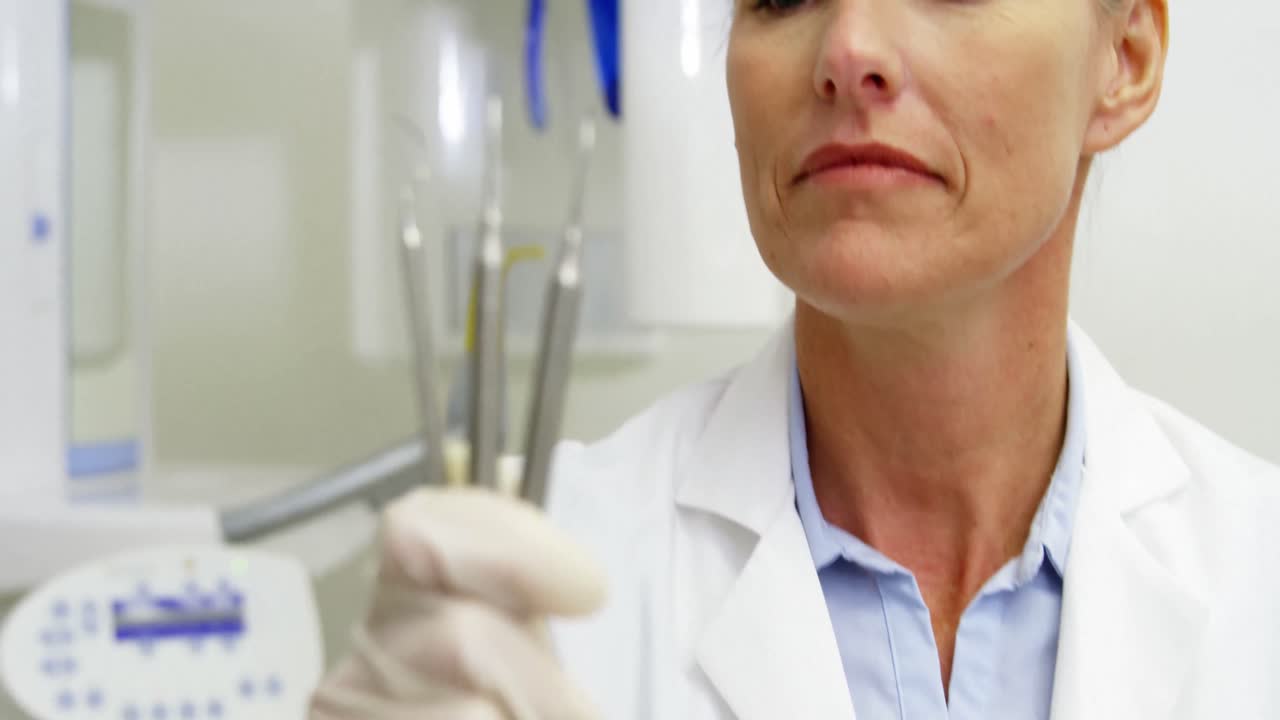 odontóloga con herramientas dentales