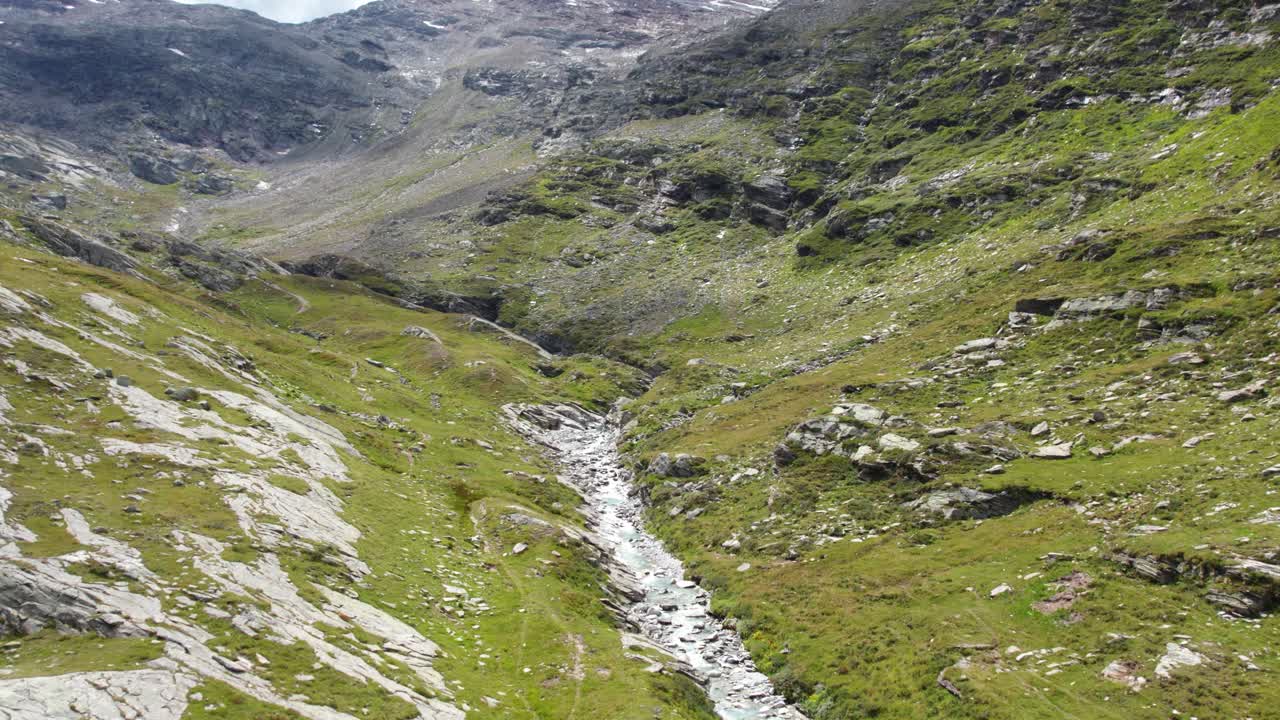 massicce rocce di montagna, volo aereo sopra le alpi svizzere