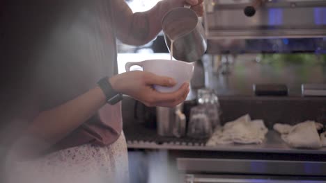 mujer haciendo una taza de café caliente