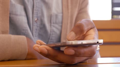 la mano del hombre usando el teléfono inteligente