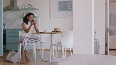 mujer feliz usando un teléfono inteligente enviando mensajes de texto navegando en línea leyendo mensajes de redes sociales disfrutando de relajarse en casa