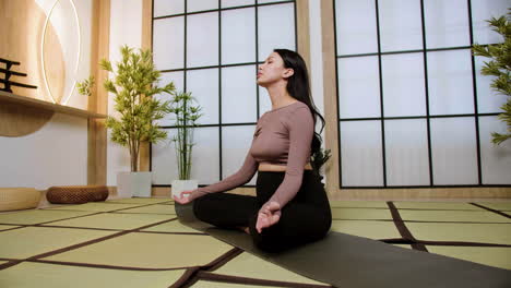 Mujer-Haciendo-Yoga-En-El-Interior