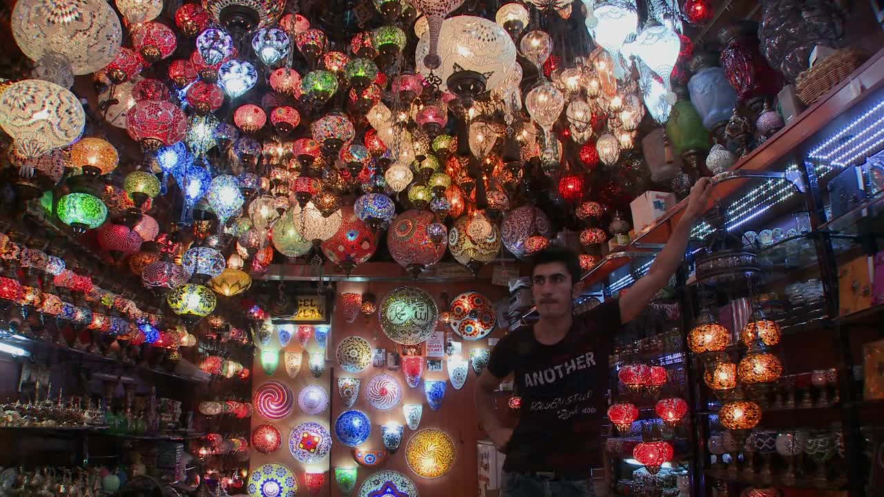 터키 이스탄불에 있는 상점의 여러 가지 빛깔의 램프와 조명