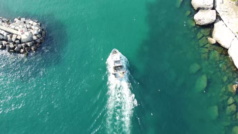 clip de avión no tripulado cinematográfico de 4k siguiendo un barco de pesca desde el mediterráneo hasta el puerto de caro en la comuna de martigues, francia