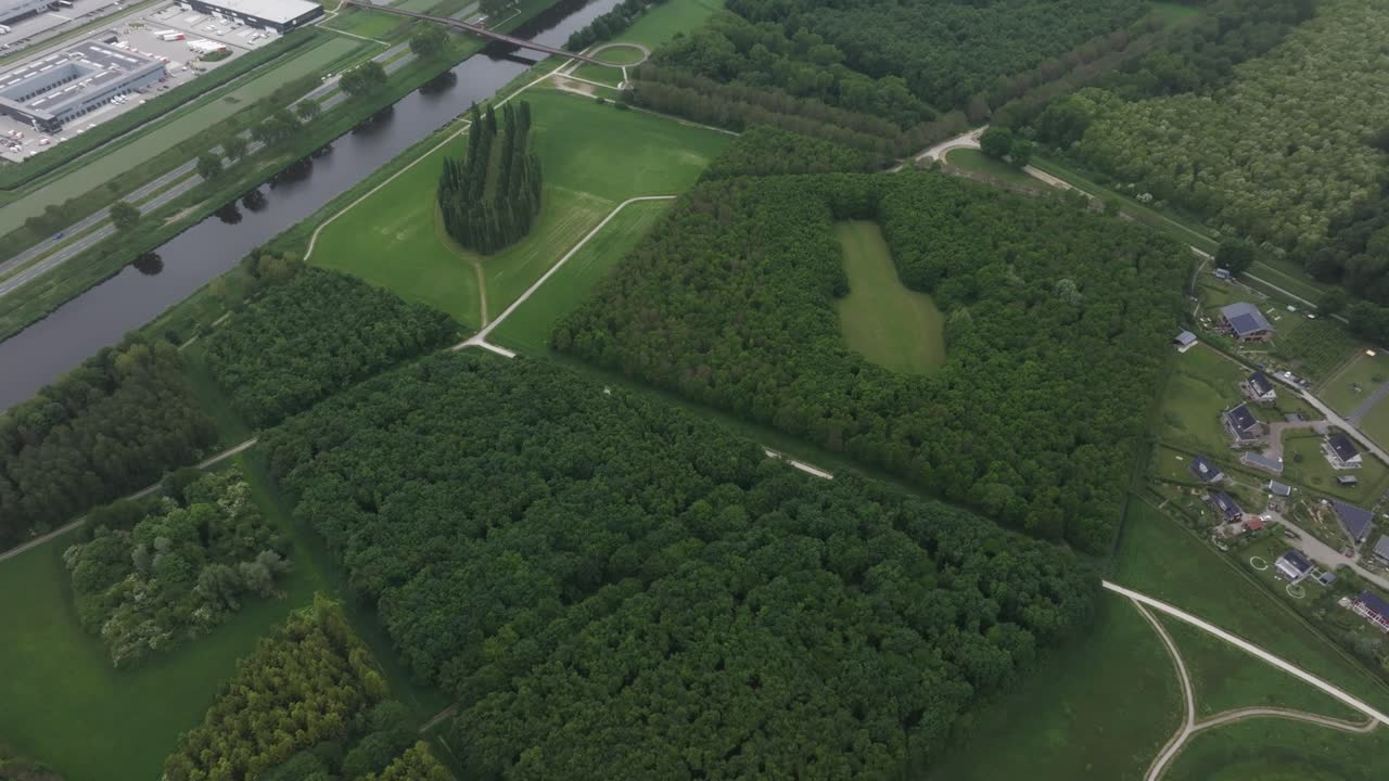 fotografía reveladora de la catedral de de groene flevoland día nublado, desde el aire