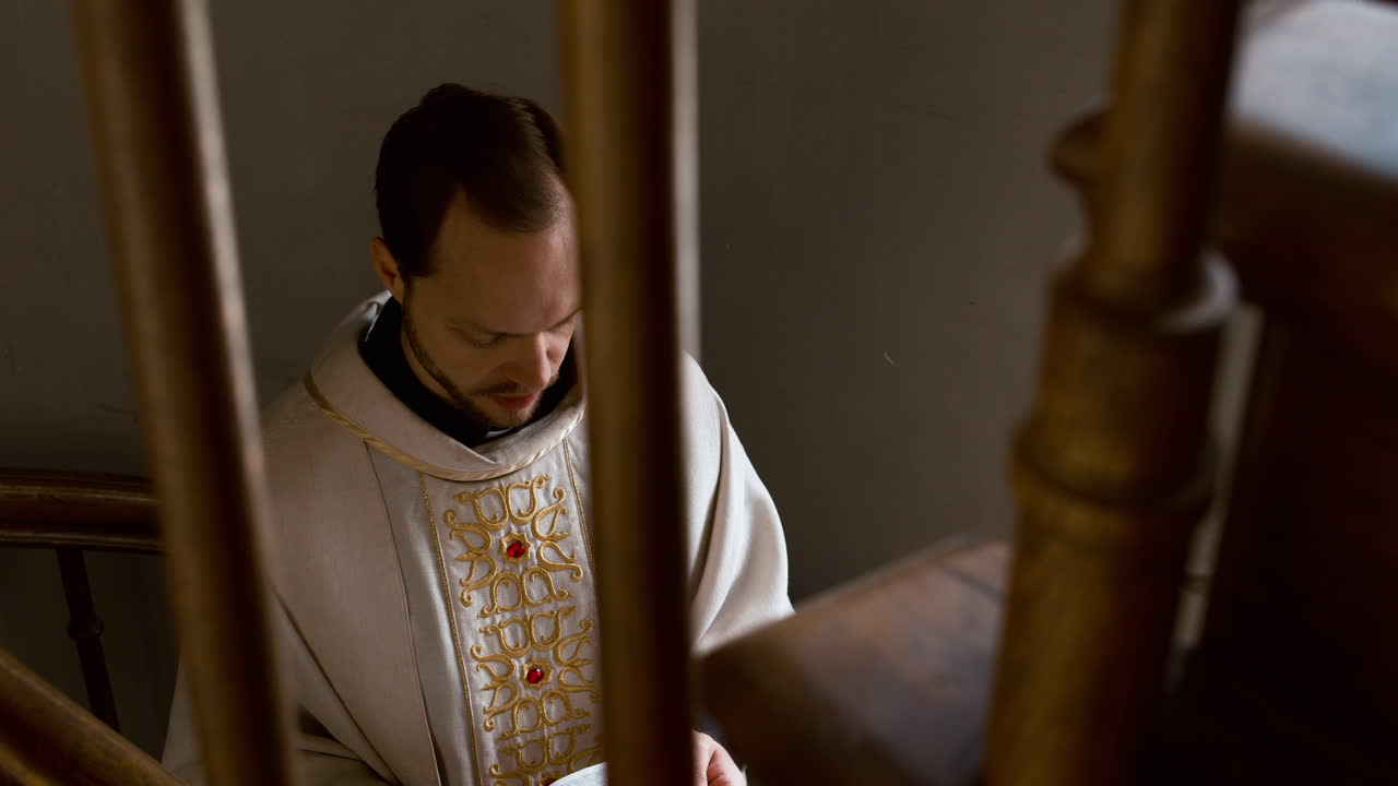 계단에 있는 사제
