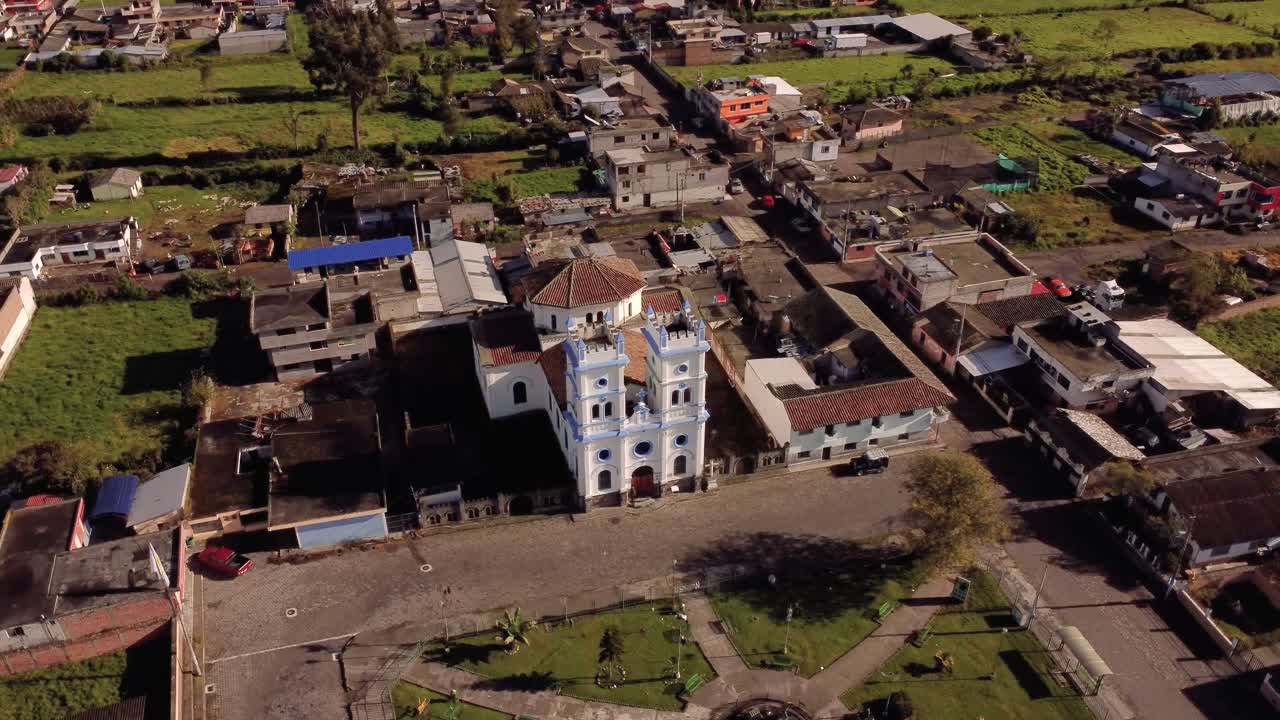 drone de 4k con movimiento orbital de la iglesia de tucuso en la ciudad de machachi, provincia de pichincha, ecuador, américa del sur