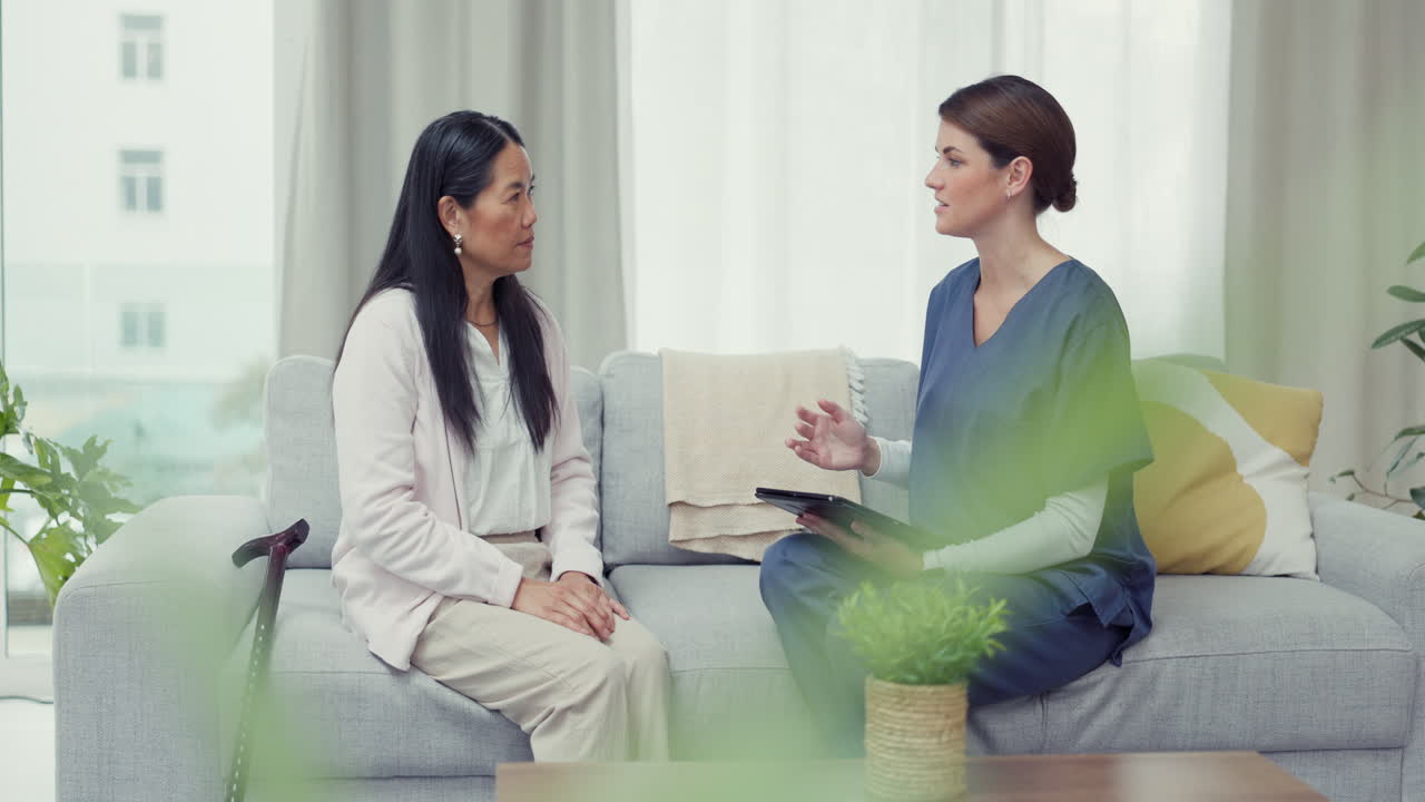 태블릿, 상담 또는 간호사가 여성에게 설명하는 것