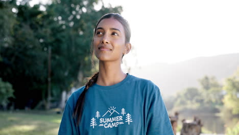 Campamento-De-Verano,-Pensamiento-Y-Una-Mujer-Al-Aire-Libre