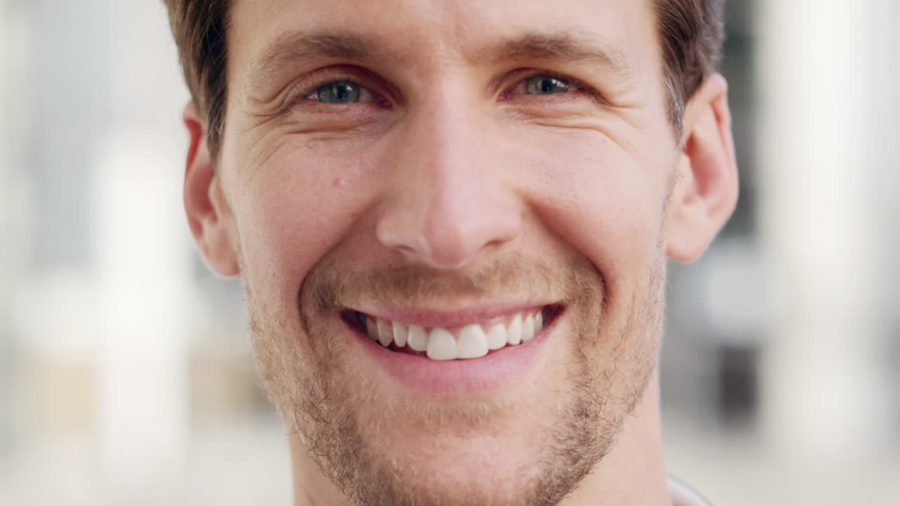 retrato, felicidad y una sonrisa en primer plano de un hombre