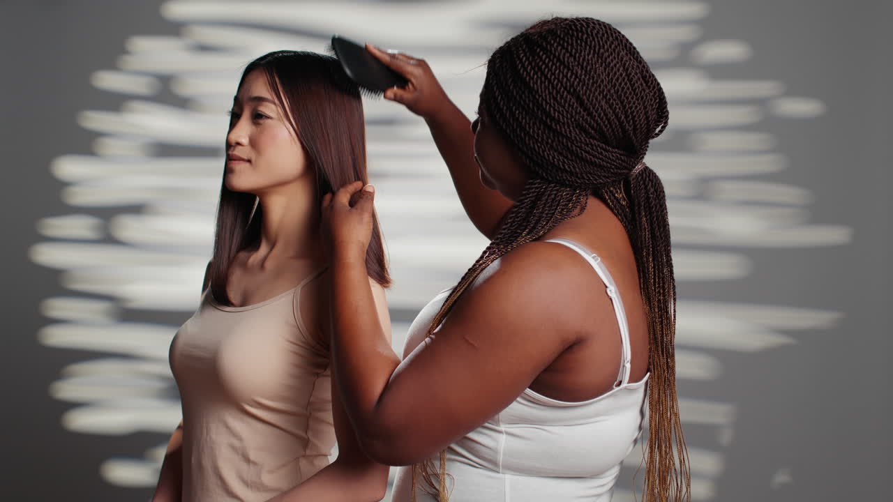Due donne che si spazzolano i capelli