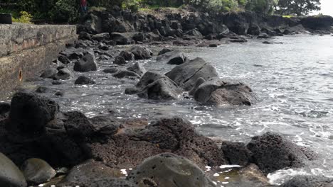 Wellen,-Die-Auf-Die-Schwarzen-Felsen-Entlang-Der-Zerklüfteten-Nordstrände-Von-Auckland-Schlagen