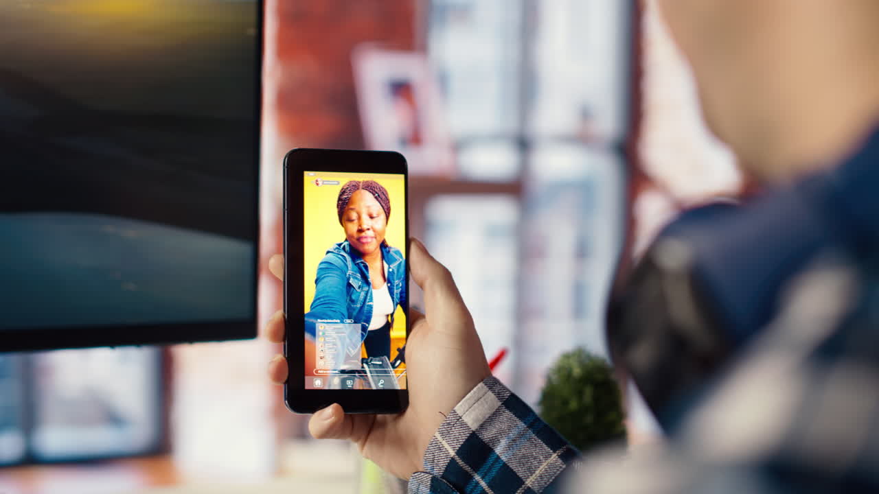 hombre en casa mirando ui en la pantalla de la pc, escribiendo y ejecutando código de programación