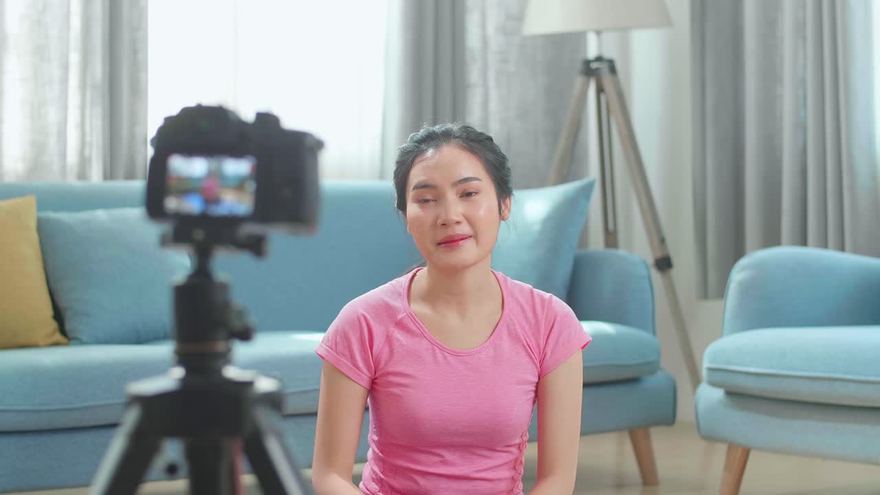 mujer haciendo clase de fitness en línea en casa