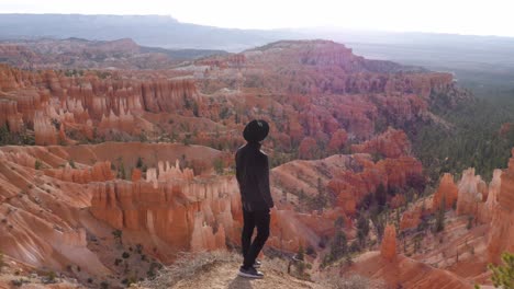 Tourist-Mit-Schwarzer-Kleidung-Schaut-Sich-Hoodoos-Im-Bryce-Canyon-Nationalpark-In-Utah,-Vereinigte-Staaten-Von-Amerika-An-–-Zeitlupe