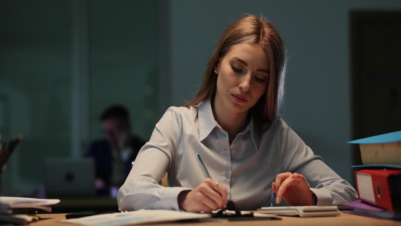 Mulher trabalhando até tarde no escritório