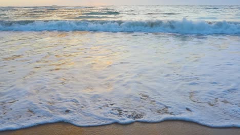 Disparo-Siguiendo-Las-Olas-De-La-Playa-Durante-La-Marea-Alta-Y-La-Puesta-De-Sol-En-Oahu-Hawaii