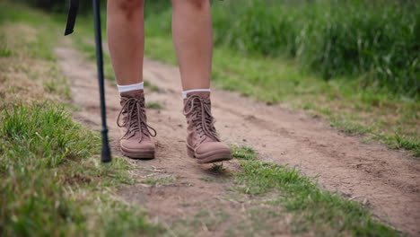 mujer caminando por un sendero