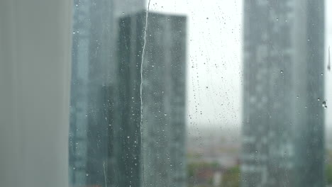 Regentropfen-Laufen-Am-Fenster-Herunter