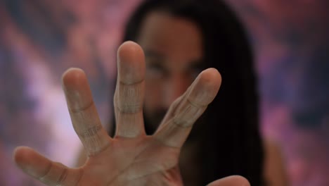 la palma de la mano alcanzando la vista, la cara en el fondo