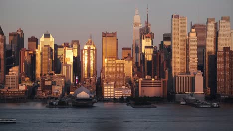 color del atardecer reflejado en los rascacielos del centro de manhattan, ciudad de nueva york