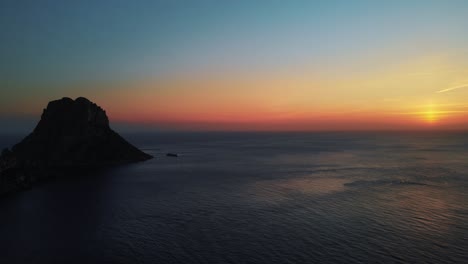 Vista-Aérea-De-La-Puesta-De-Sol-En-Es-Vedra-Al-Casco-Antiguo-De-Ibiza