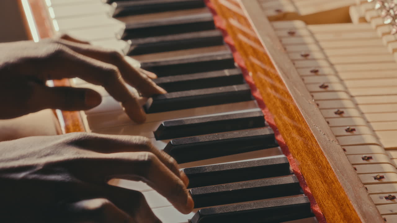persona tocando el piano