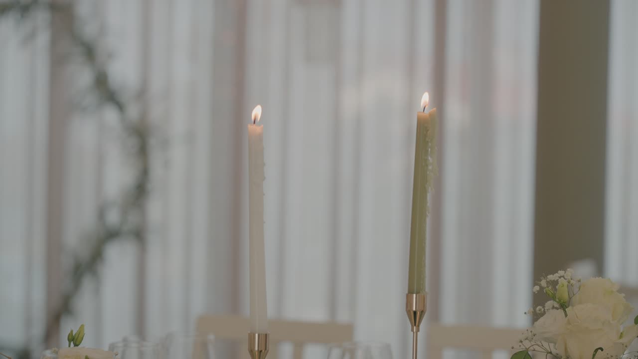 Närbild av brinnande ljus arrangerade för dekor vid en bröllopsceremoni
