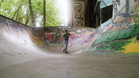 un chico caucásico haciendo skateboard en el parque.