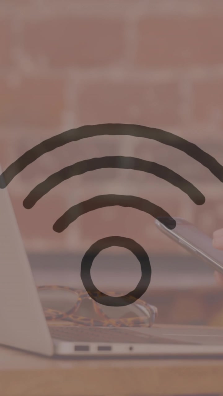 Animazione di icone su uomo d'affari caucasico che utilizza smartphone e laptop in ufficio
