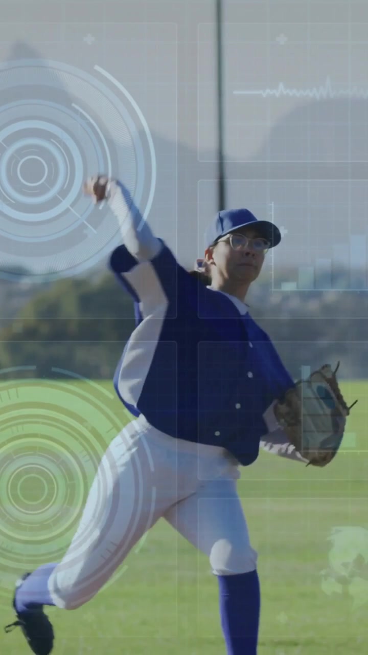 Giocatore di baseball che lancia sul campo con sovrapposizione di animazione di elaborazione dati.