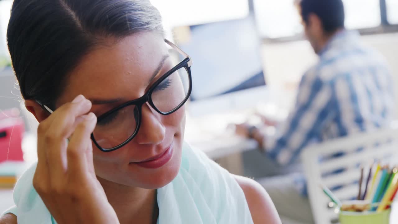 ejecutivo de negocios con gafas en la oficina