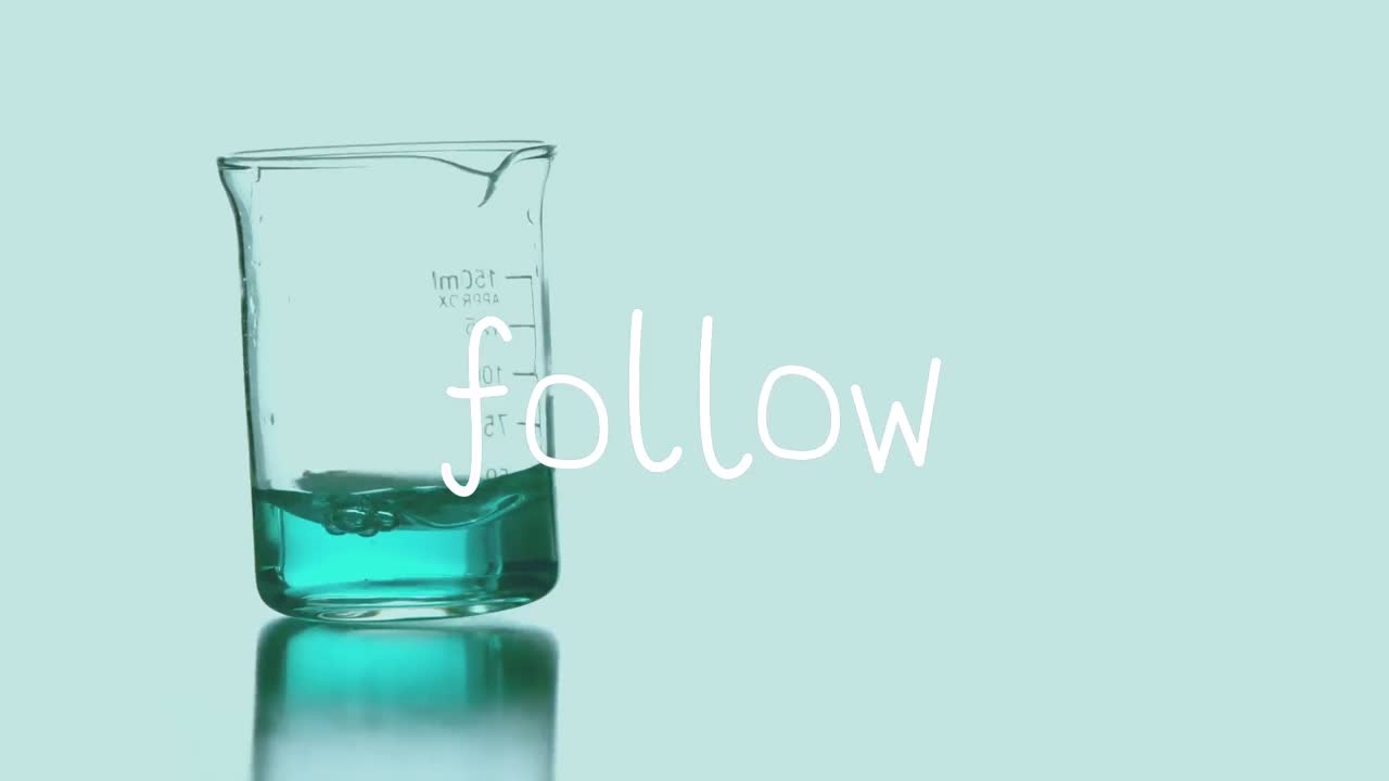 액체로 된 컵 위에 따르는 텍스트의 애니메이션