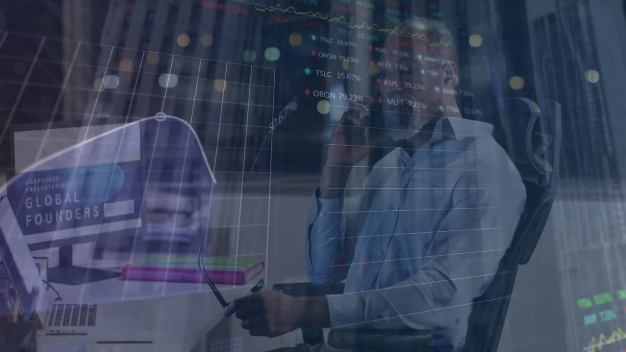 animación del procesamiento de datos financieros sobre un hombre de negocios afroamericano hablando por teléfono inteligente