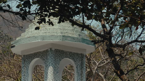 los terrenos del templo se encuentran en el bosque.