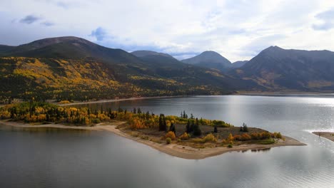 Imágenes-Aéreas-De-Drones-De-4k-Del-Follaje-Otoñal-De-álamos-En-Twin-Lakes-Colorado-Cerca-De-Leadville