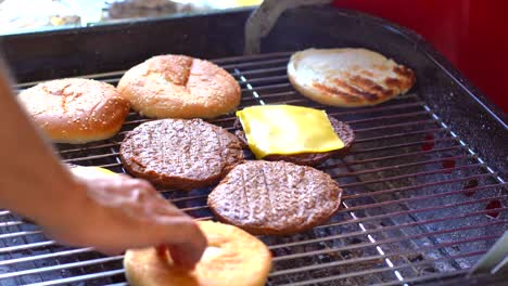 volteando pan en la parrilla con las manos