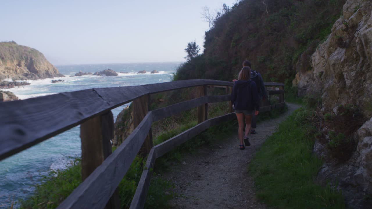 낭떠러지 길을 따라 걷는 부부 1